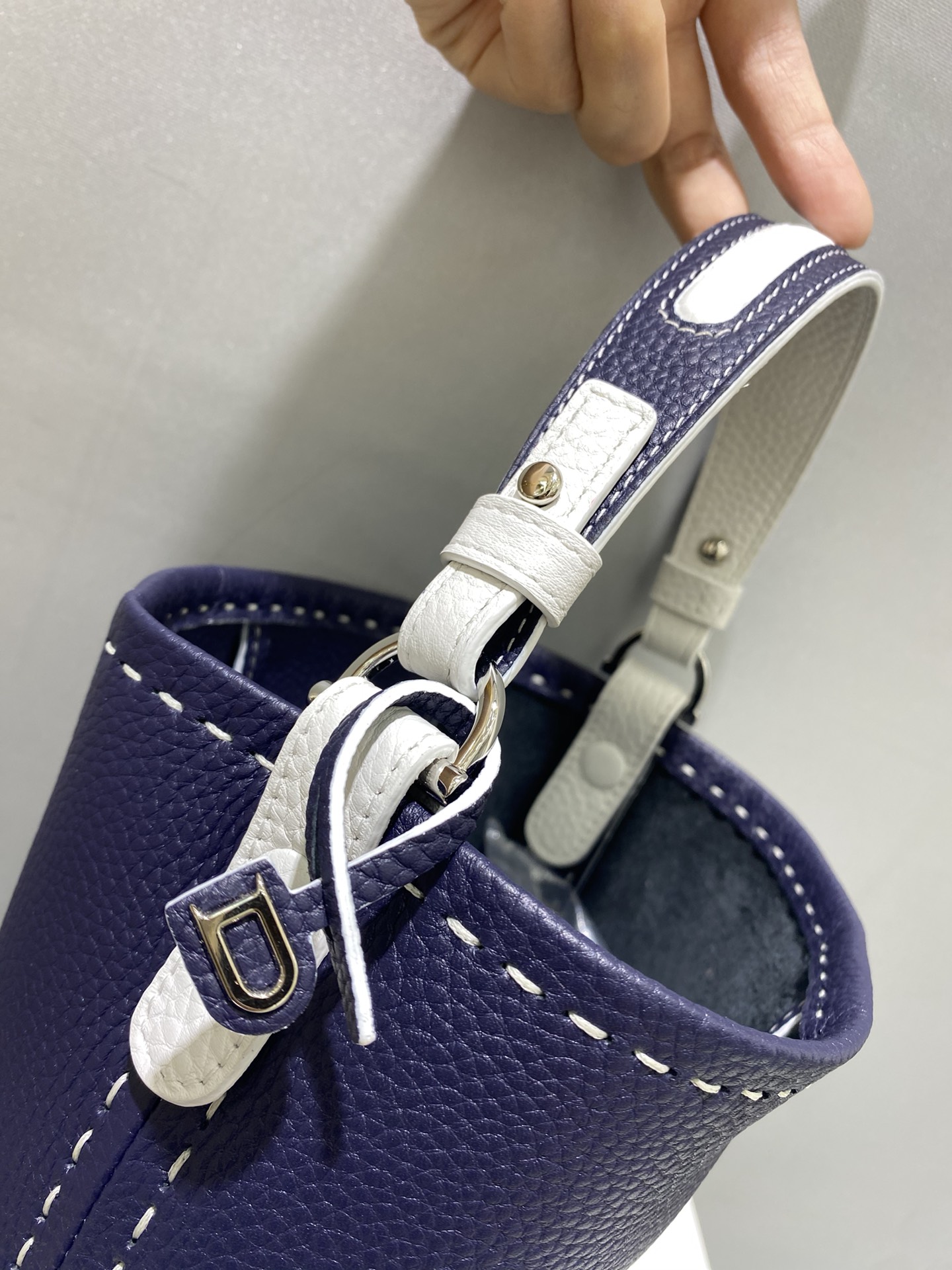 델보 팽 미니 버킷 크로스백